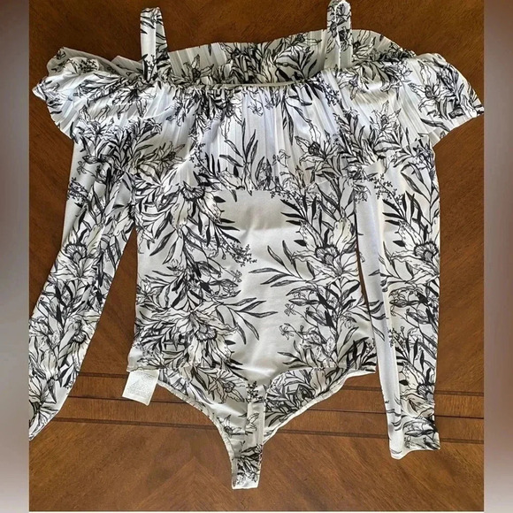 Guess Gorgeous Ruffle/Pleated Overlay Bodysuit White/Black Women’s Small EUC - Picture 13 of 14